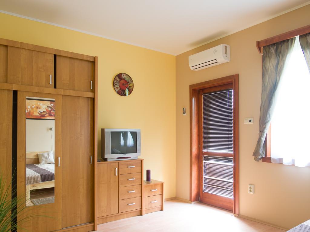 Aqua Apartman Gyula Pokoj fotografie